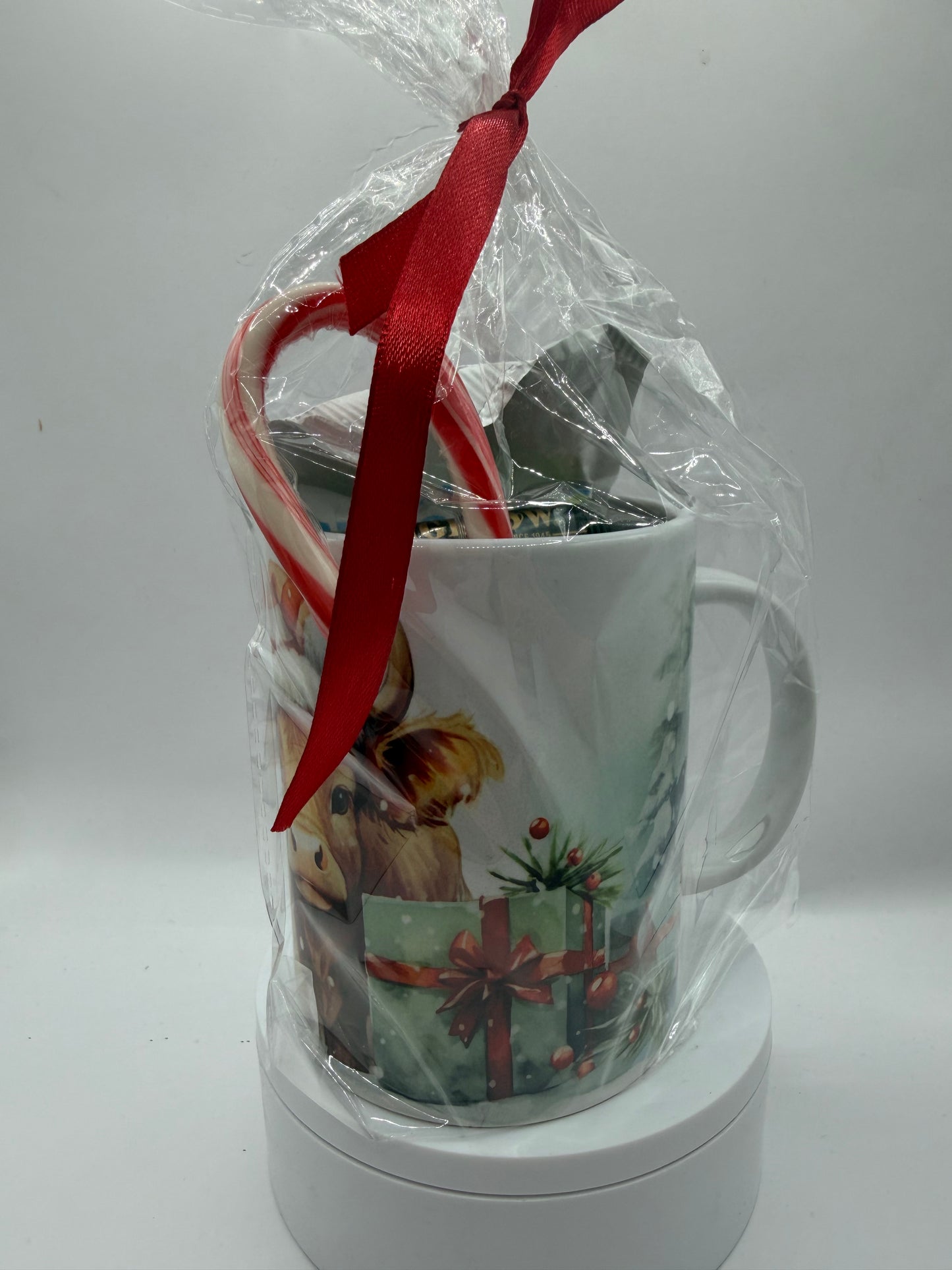 Christmas Highland Cow Mug Gift Set with Hot Chocolate, Ceramic, White, Festive Theme