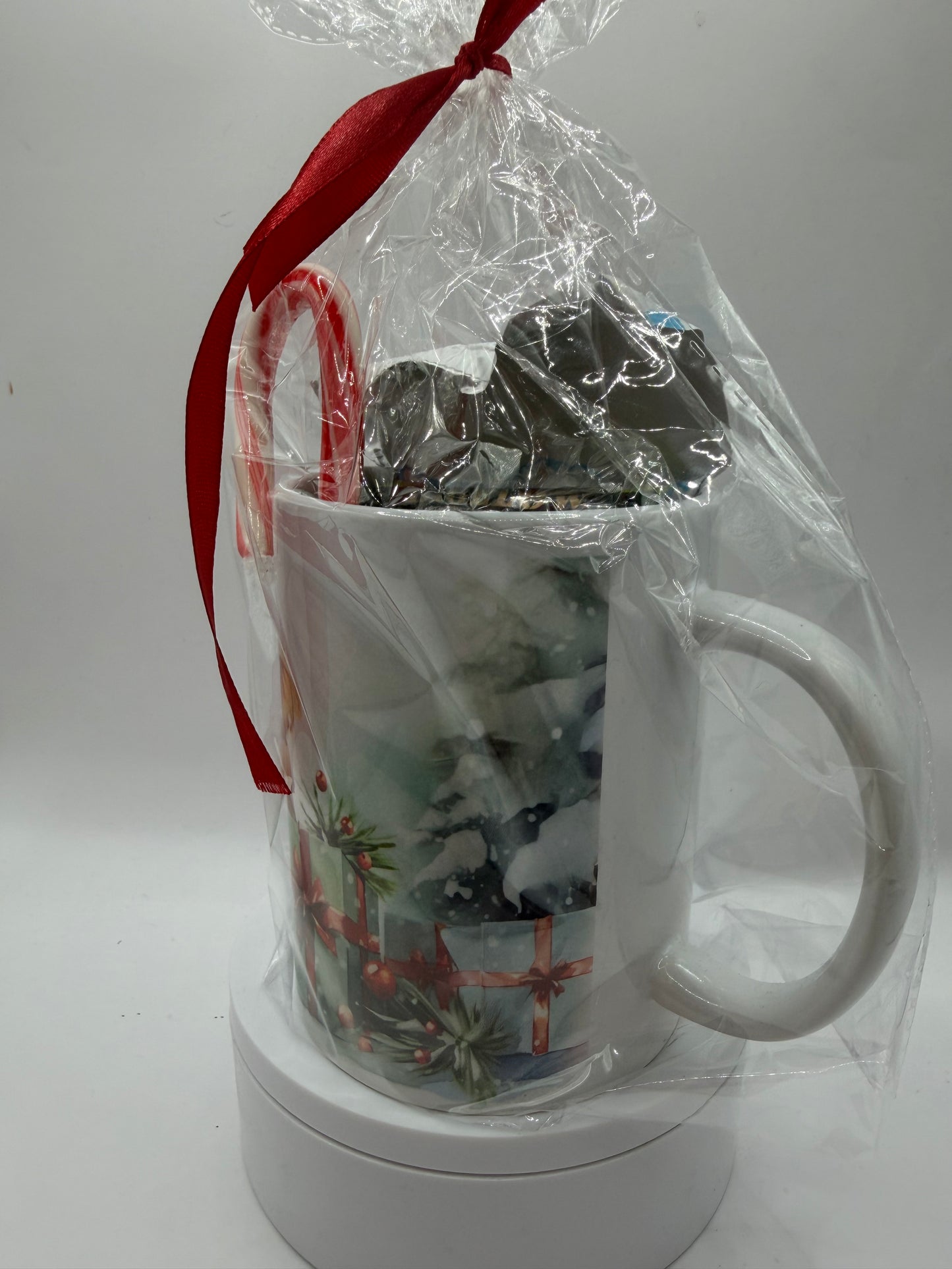 Christmas Highland Cow Mug Gift Set with Hot Chocolate, Ceramic, White, Festive Theme